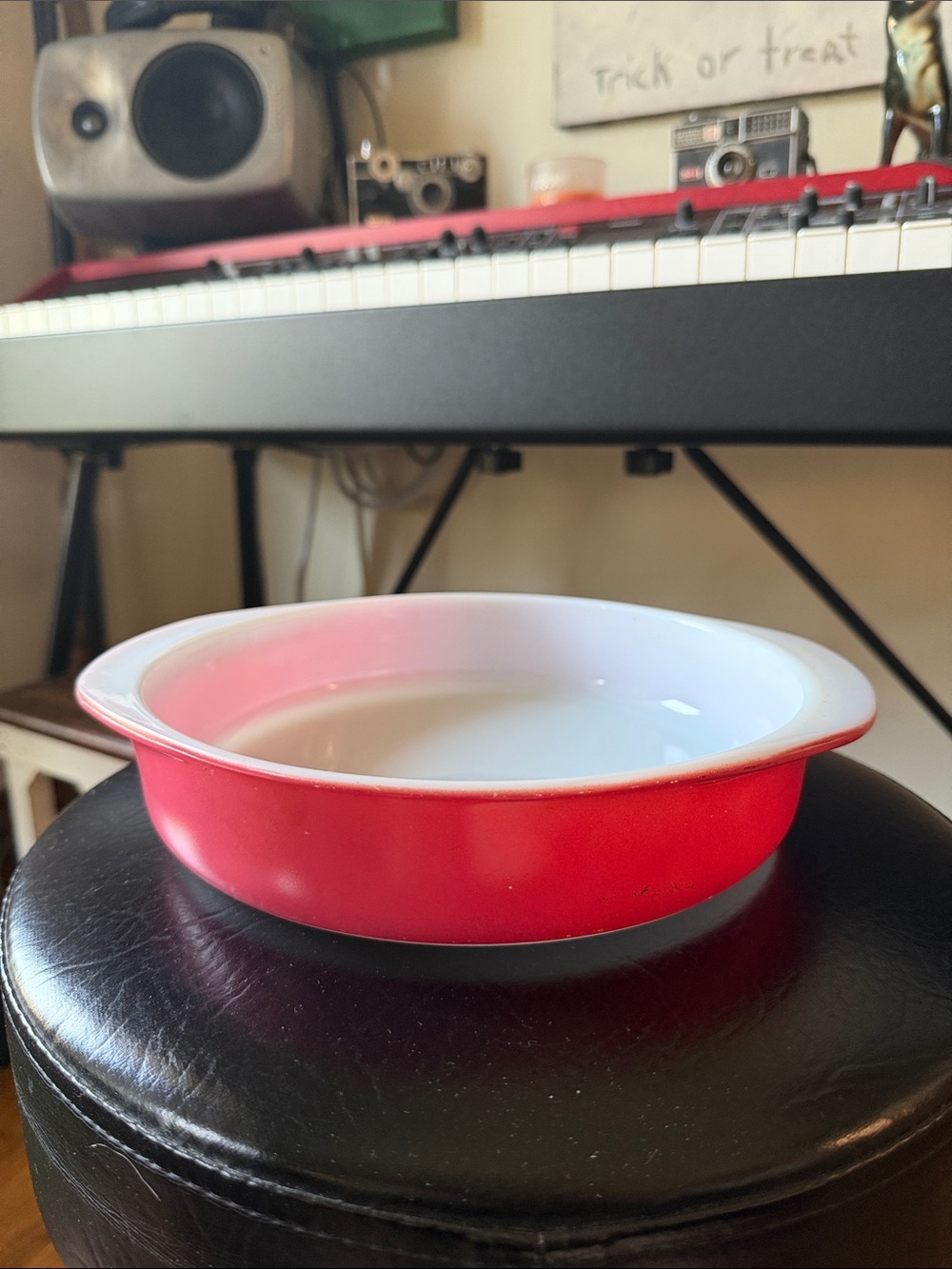 Pyrex pink Exterior with White Interior Round Baking Dish flamingo